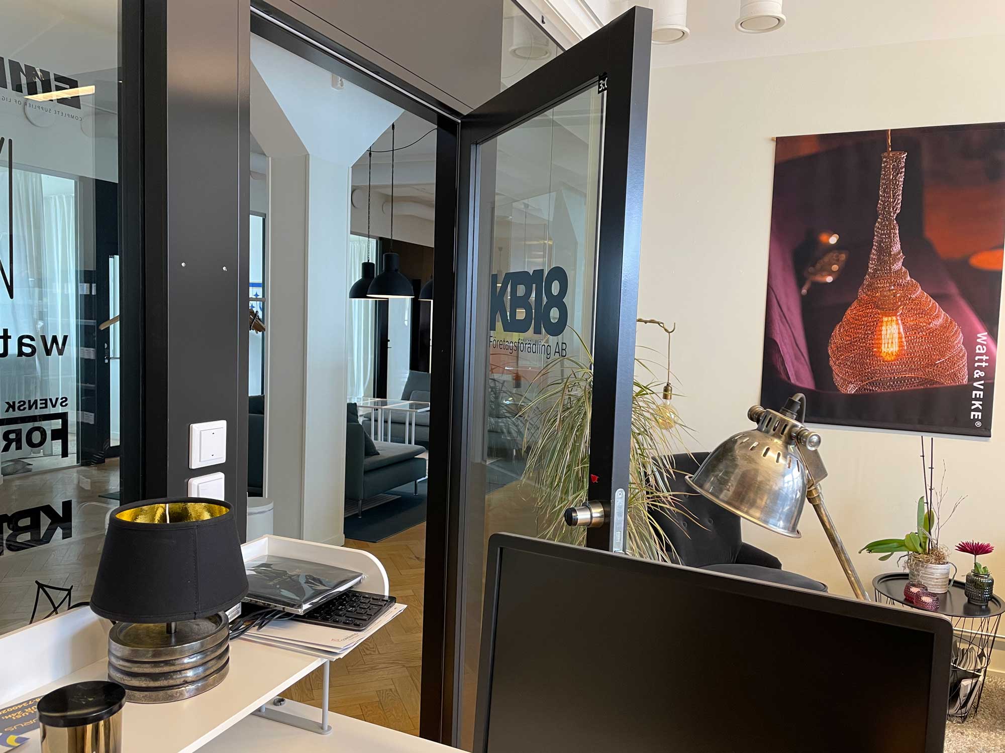 KB18s kontor där man ser en med glasvägg med deras partners. 