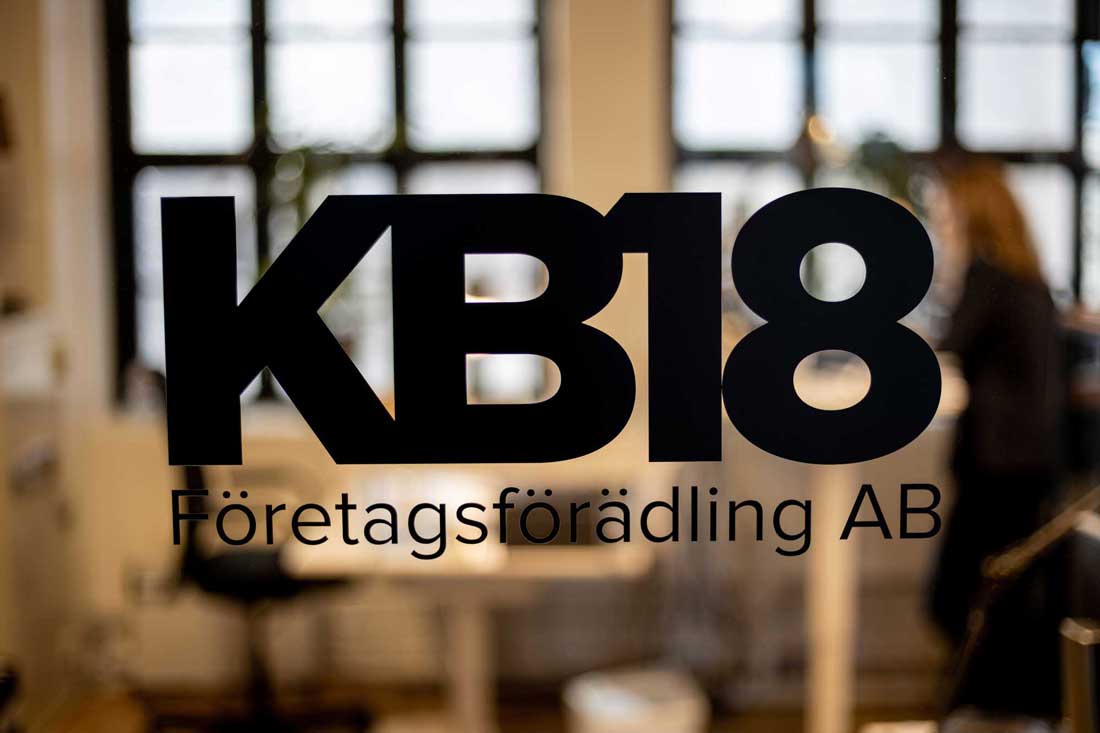 en glasvägg med KB18-text över